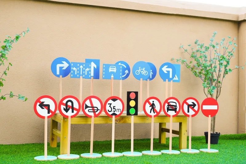 Beech wood construction with colorful printing details