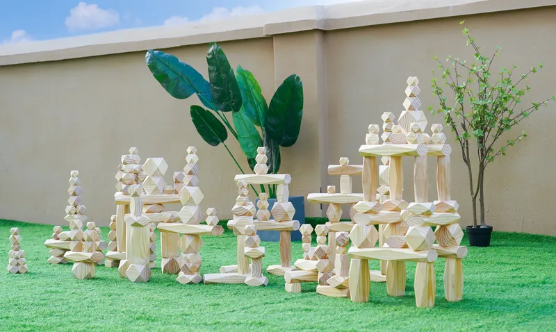 Large-scale architectural construction and mathematical exploration