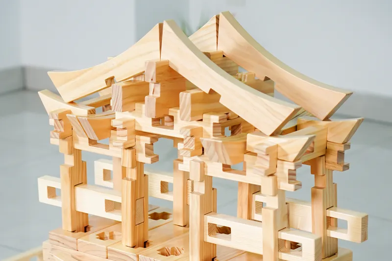 Ancient architectural techniques without modern fasteners