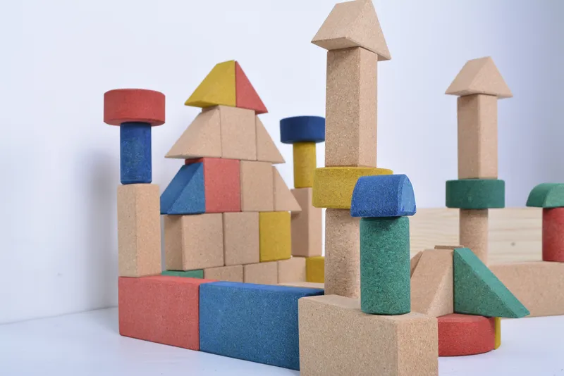 Color recognition and environmental awareness learning through natural cork play