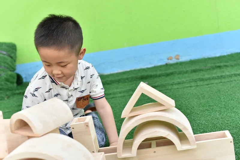 Specialized geometric forms and innovative construction