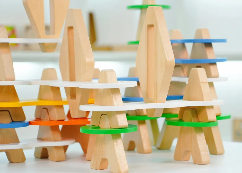 Six vibrant colors for enhanced visual learning