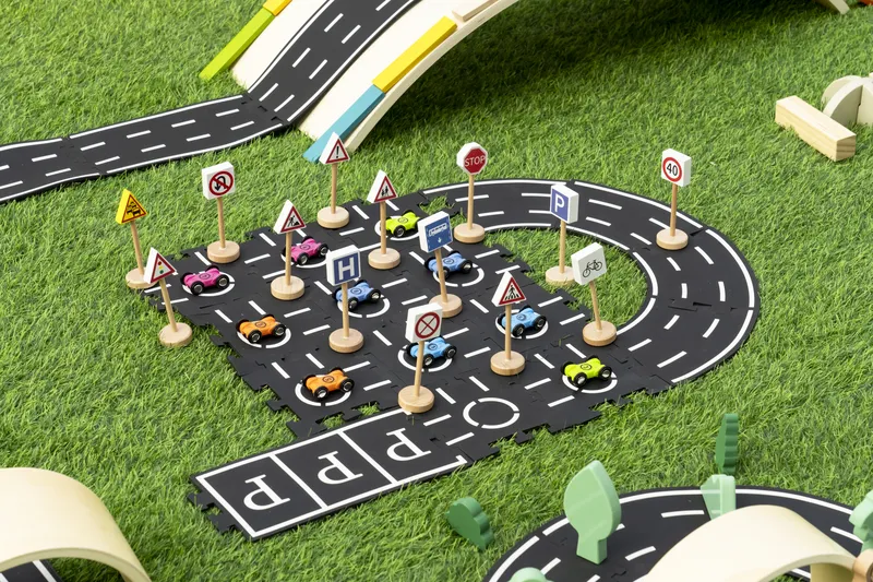 Curved tracks and multi-story buildings for urban complexity