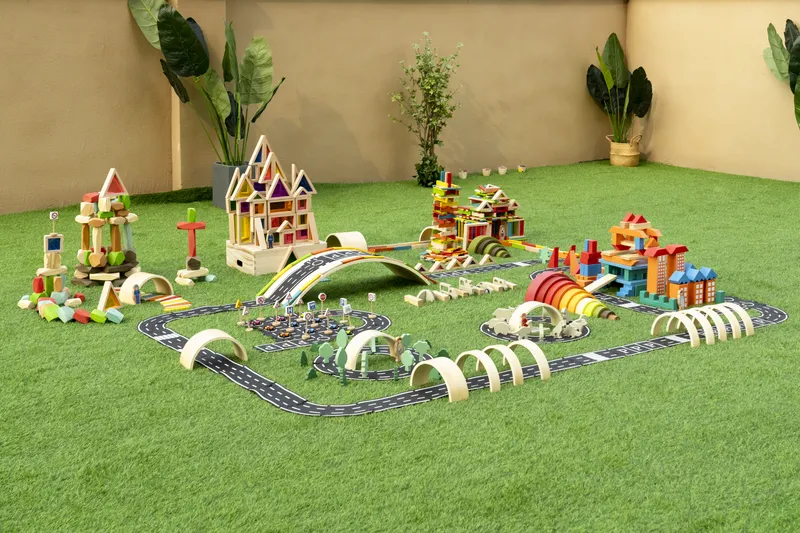 Advanced engineering and imaginative city-building capabilities