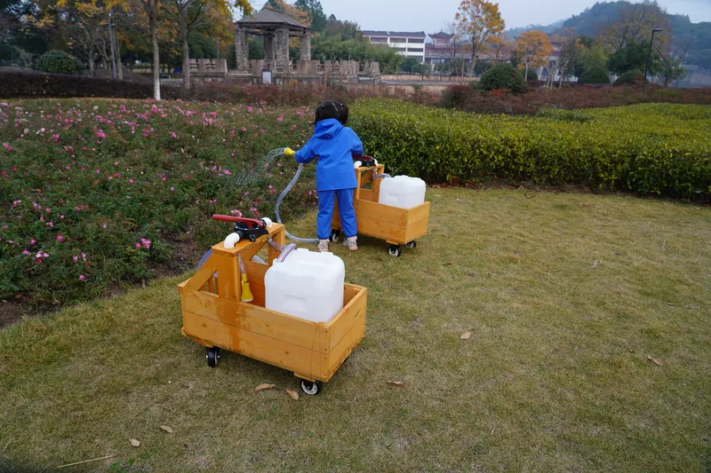 Interactive hydraulic play demonstration