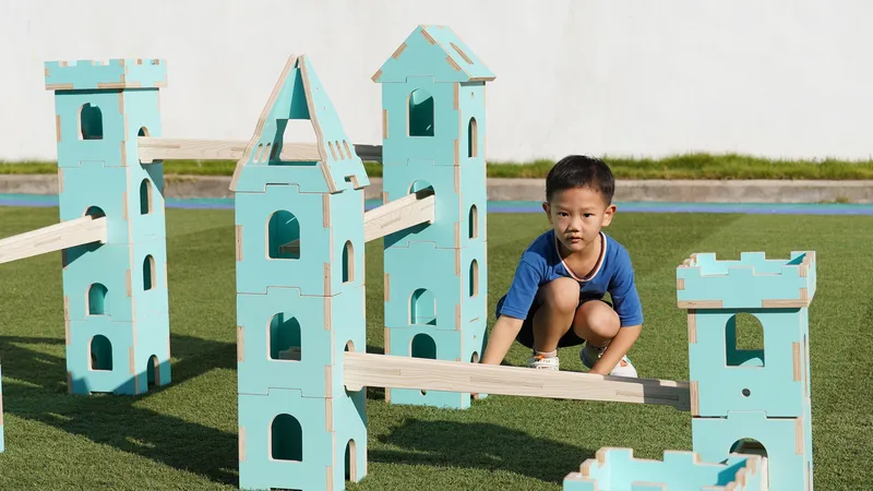 Marble run construction with gravity-powered play