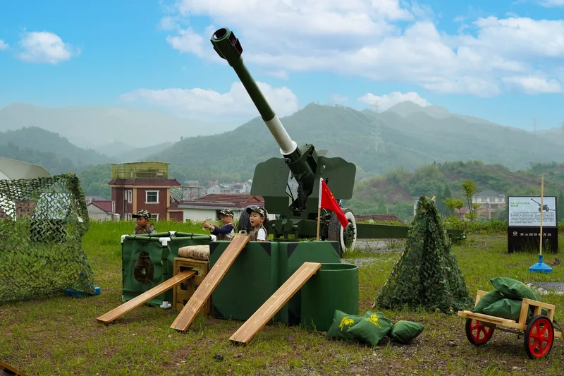 30 camouflage vests and 20 tactical weapons for immersive role-playing