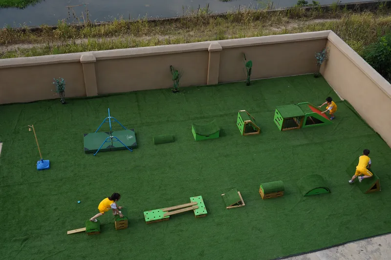 Climbing structures and adjustable horizontal bar system