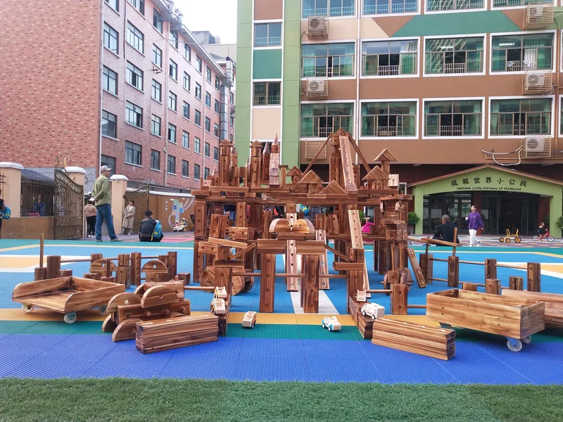 Professional-grade pegboard system with connecting rods