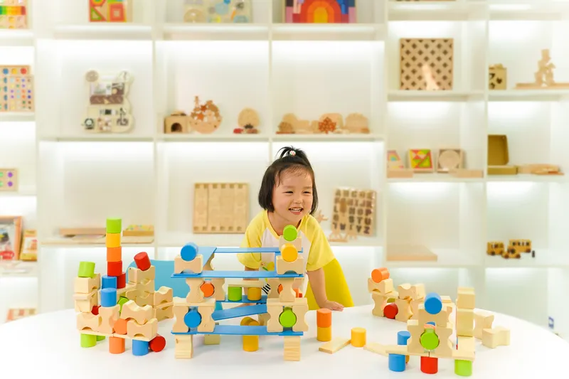 Fine motor skills development through color recognition learning