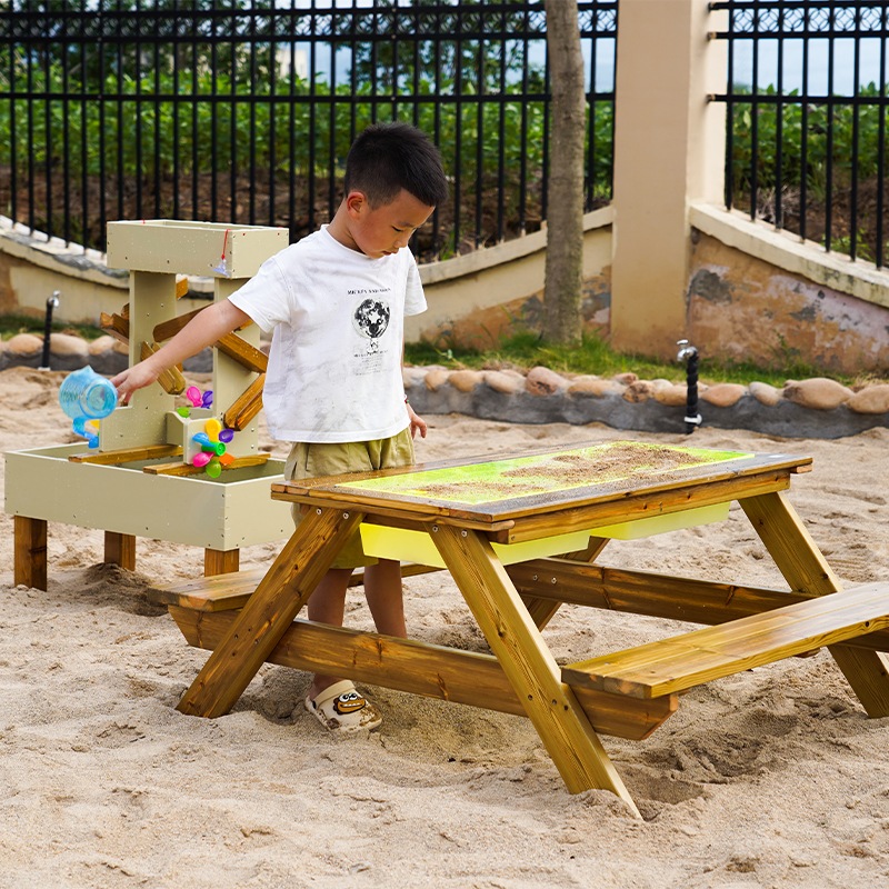 Sand exploration and sensory play features