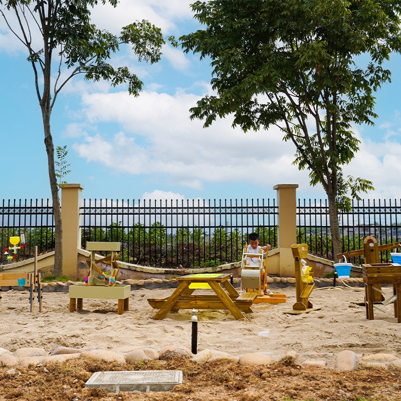 Interactive water play elements