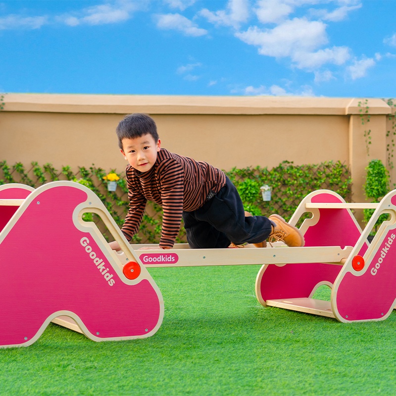 Heart-shaped crawling tunnel - Stability and safety features
