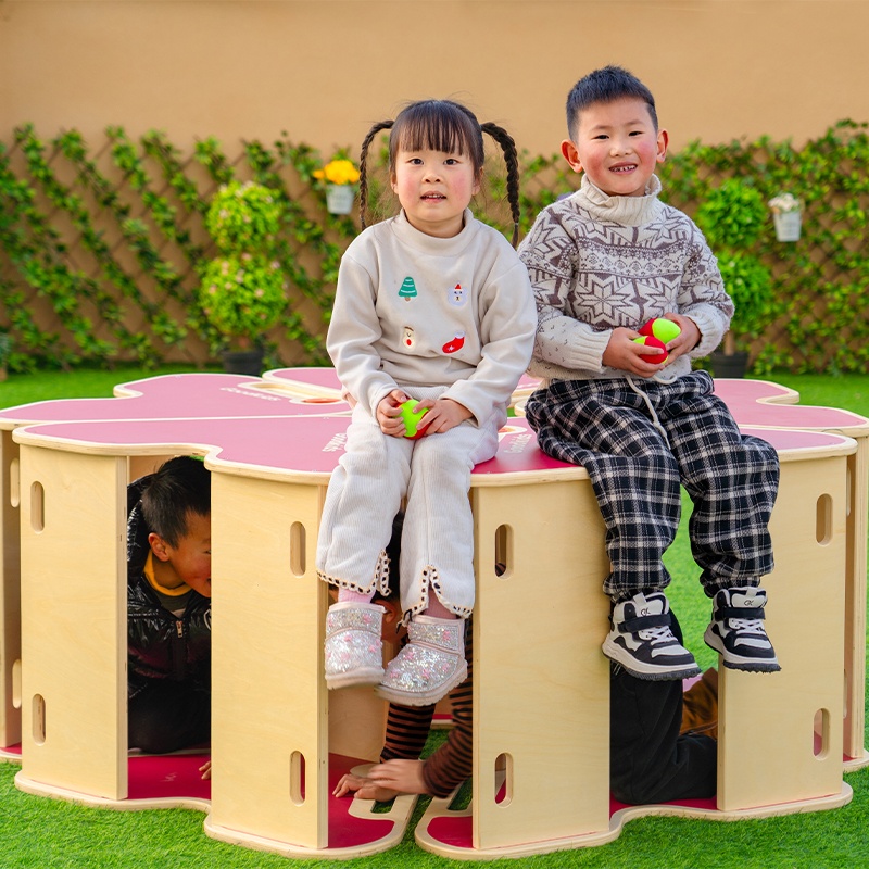 Heart-shaped crawling tunnel - Quality construction detail view