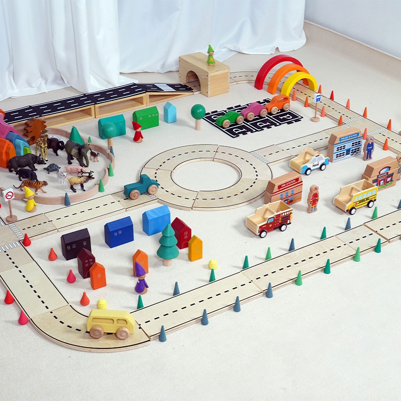 Creative urban transportation scenarios and city planning play