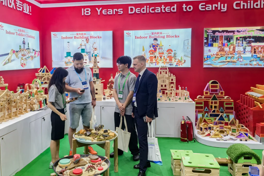 Worlddidac Asia Exhibition Hall communicates with customers