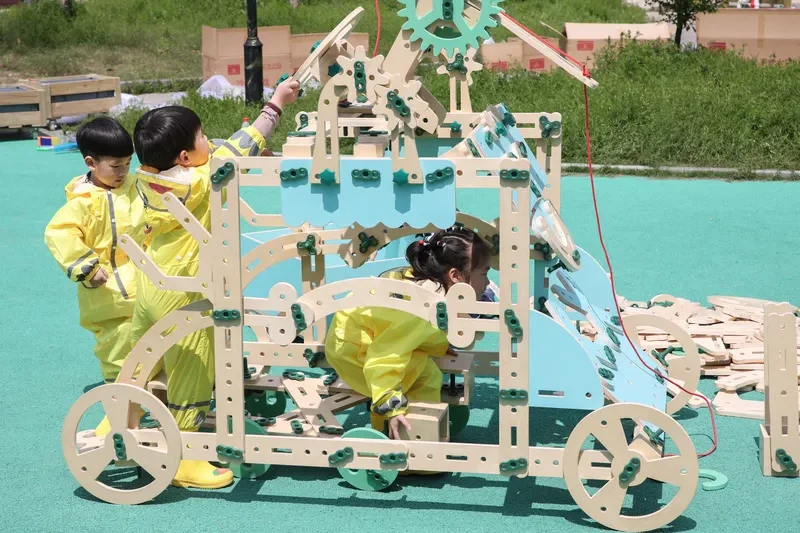 STEM education through construction toys for preschoolers showing engineering concepts