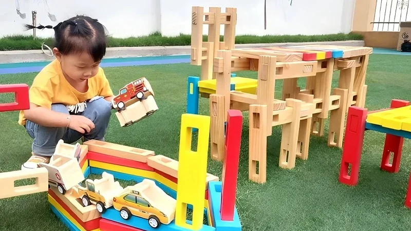 طفل يستخدم الالعاب الخشبية للاطفال في روضة