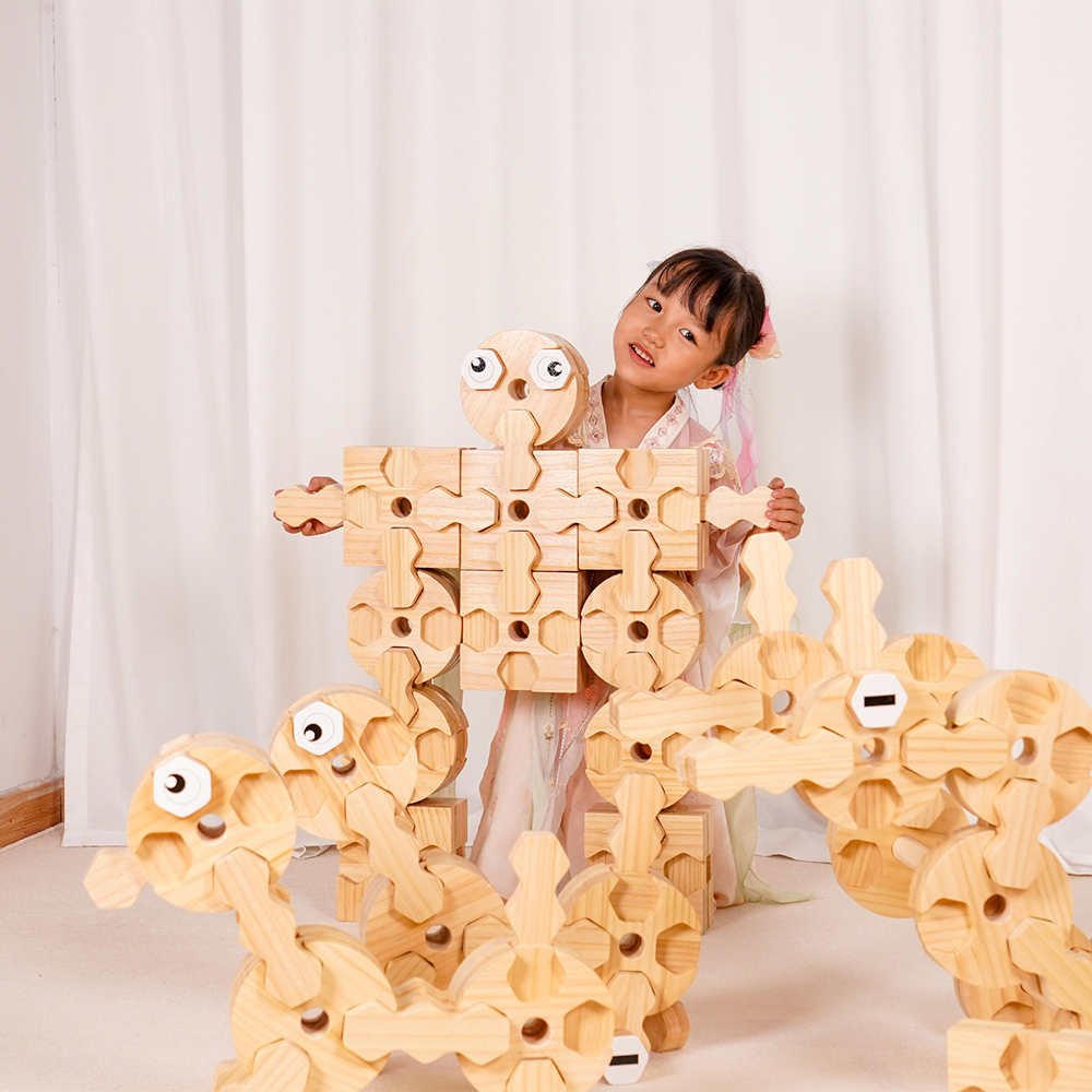 Enfants jouant avec des Blocs en Bois à Emboîter