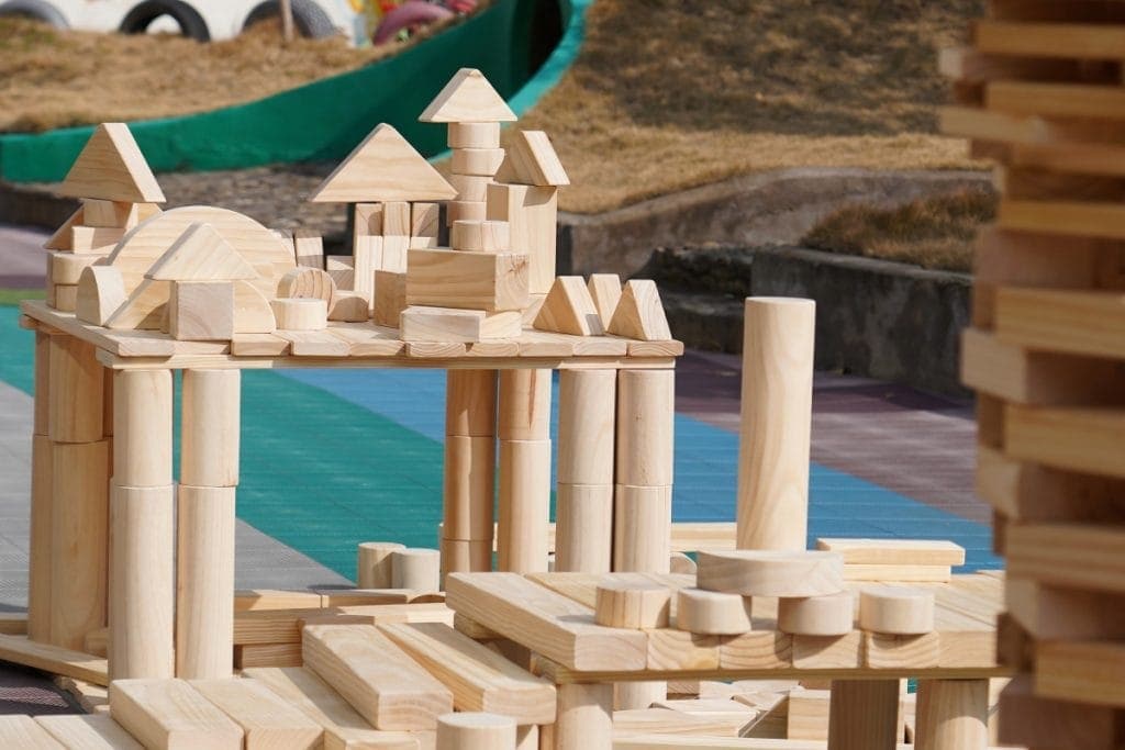 Giant Building Blocks: 1500pcs Natural Wood Architectural Set