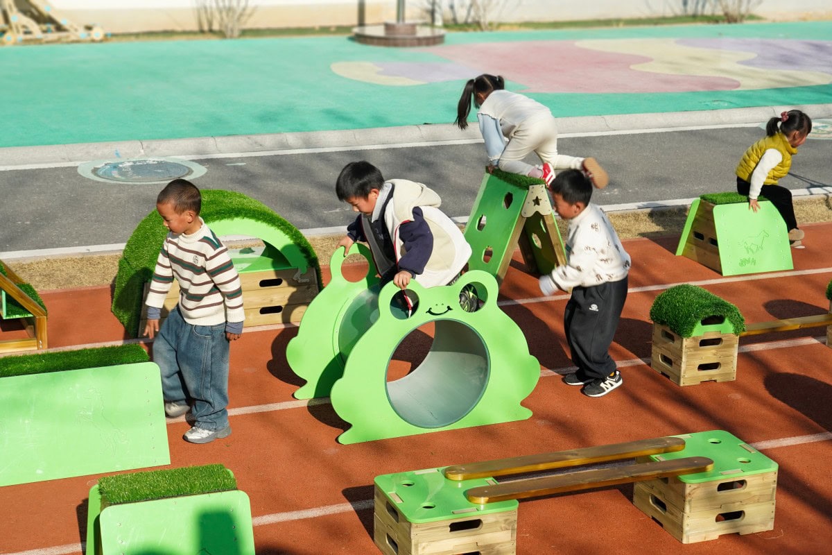 Kids Obstacle Course: 9 Essential Planning and Safety Steps 5 Outdoor wooden obstacle course with connected balance and climbing stations