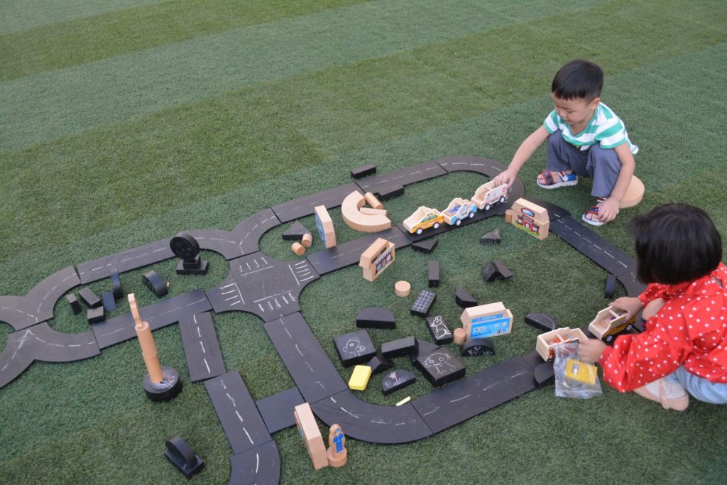 100-Piece Chalkboard City & Road Building Blocks Set
