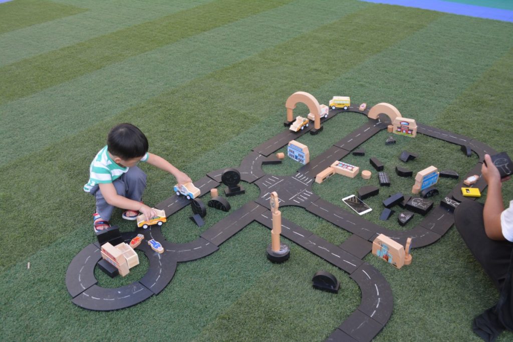 100-Piece Chalkboard City & Road Building Blocks Set