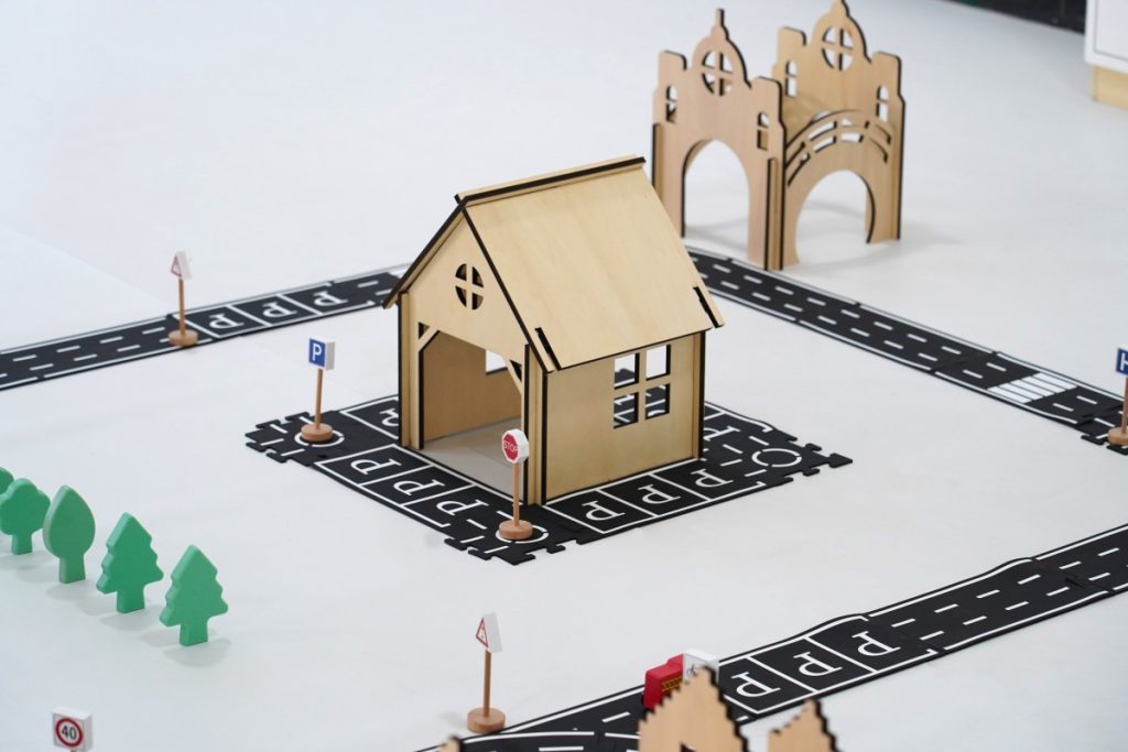 135-Piece Modular Roadway Town & Wooden Building Play Set
