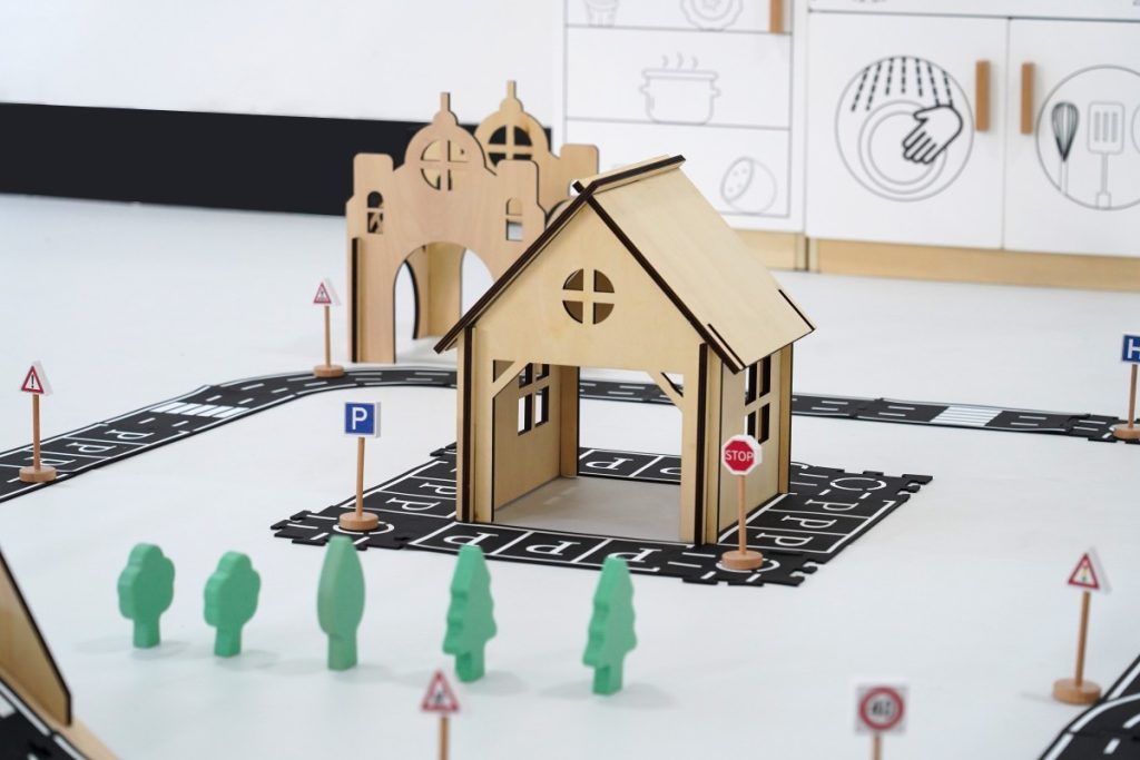 135-Piece Modular Roadway Town & Wooden Building Play Set