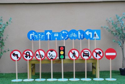 18-piece large wooden traffic signs set with floor-standing road signs and traffic light for preschool road safety play