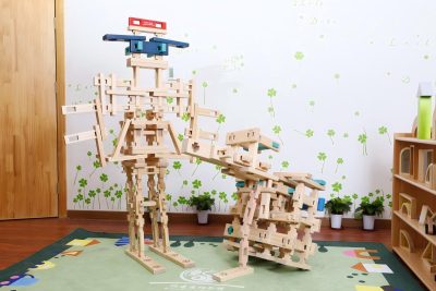 Large robot and mechanical animal built with Luban-style interlocking wooden construction blocks