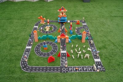207-piece preschool road and city building set with flexible roads, wooden structures, traffic signs, vehicles and animal figures