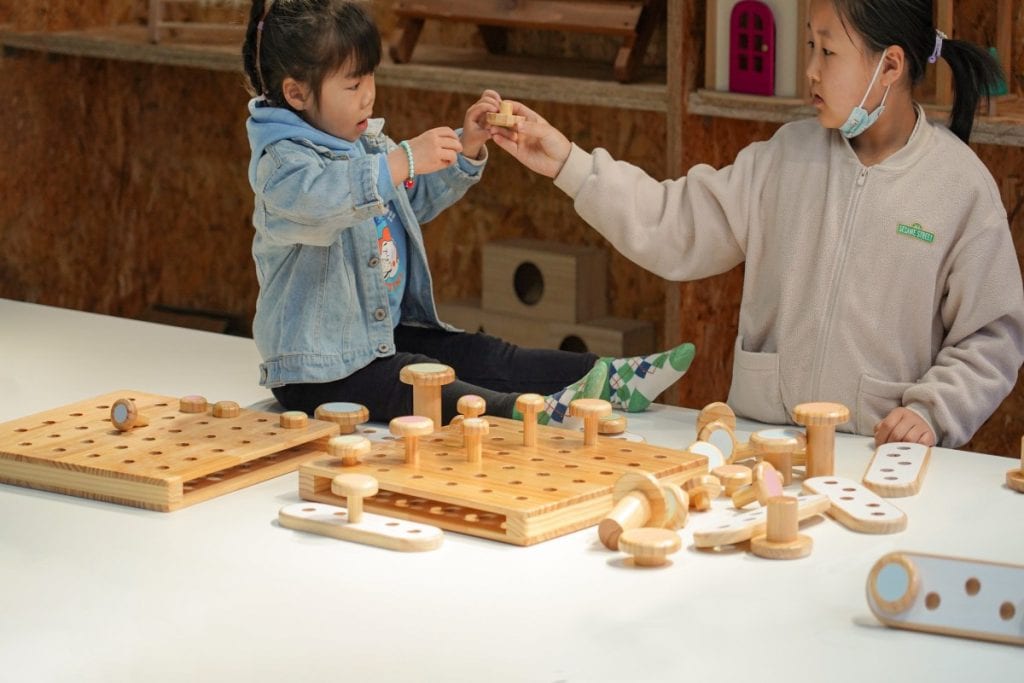60-Piece Wooden Mushroom Pegboard Building Set