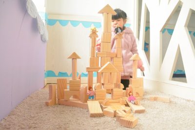 64-piece rounded-edge pinewood unit block set with 16 geometric shapes