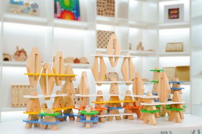 96-piece modular layered construction set built with colorful platforms and beechwood support blocks
