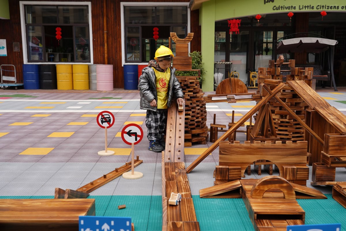 Preschool Outdoor Play Equipment: 10 Smart Buying Tips 3 Outdoor role-play shop included in a preschool learning environment
