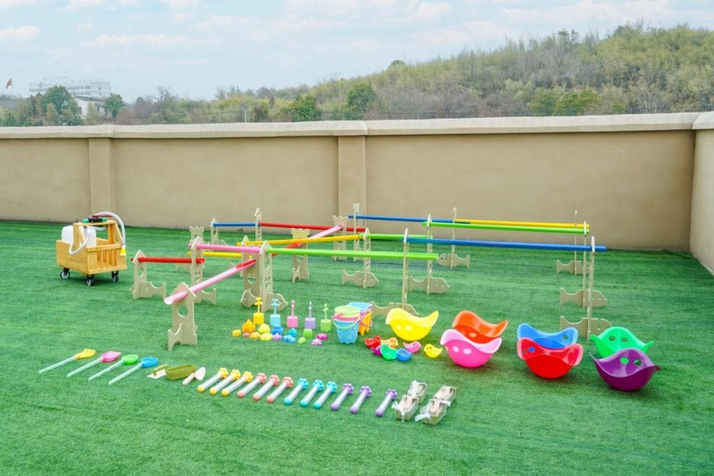 130 piece preschool water play system