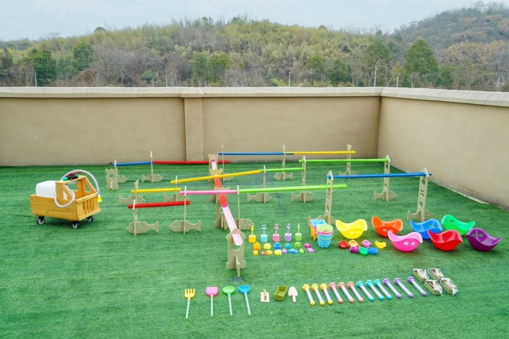 130 piece preschool water play system