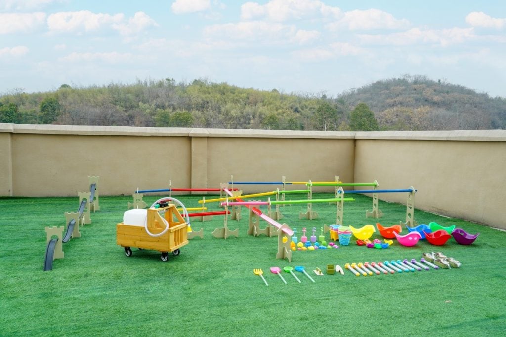 143 piece preschool water play system