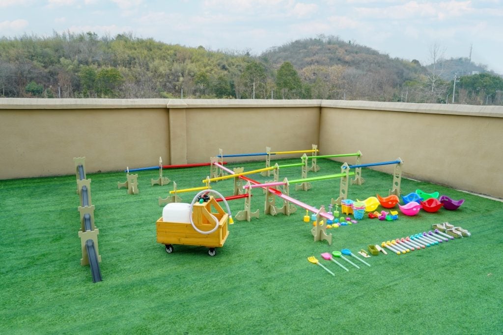 143 piece preschool water play system
