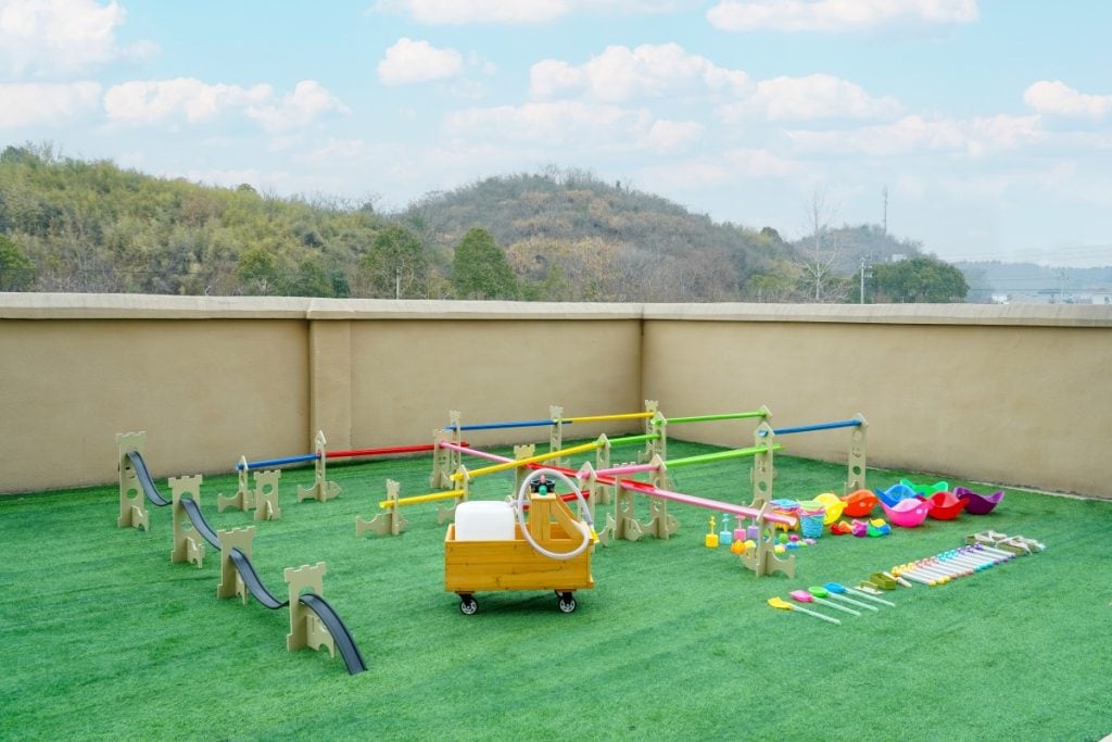 143 piece preschool water play system