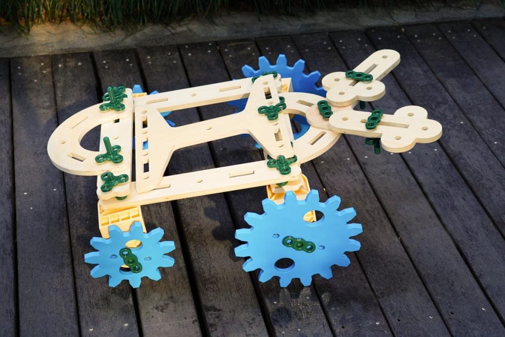 566-Piece STEAM Bolt & Nut Construction Set