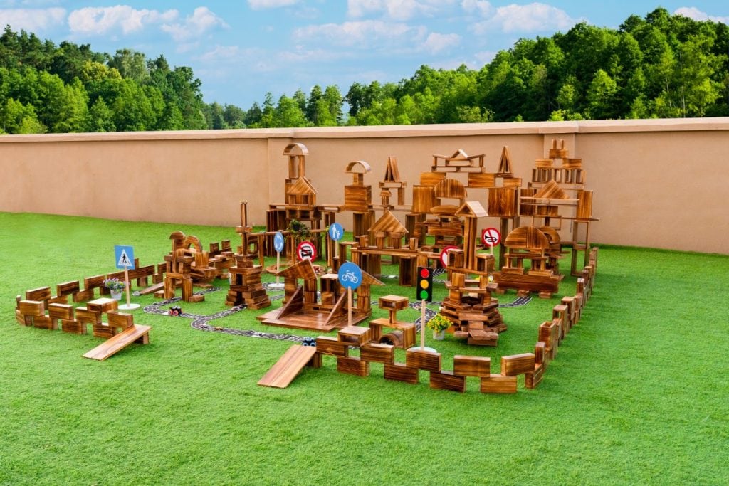 608-Piece Outdoor Traffic & Track Building Set