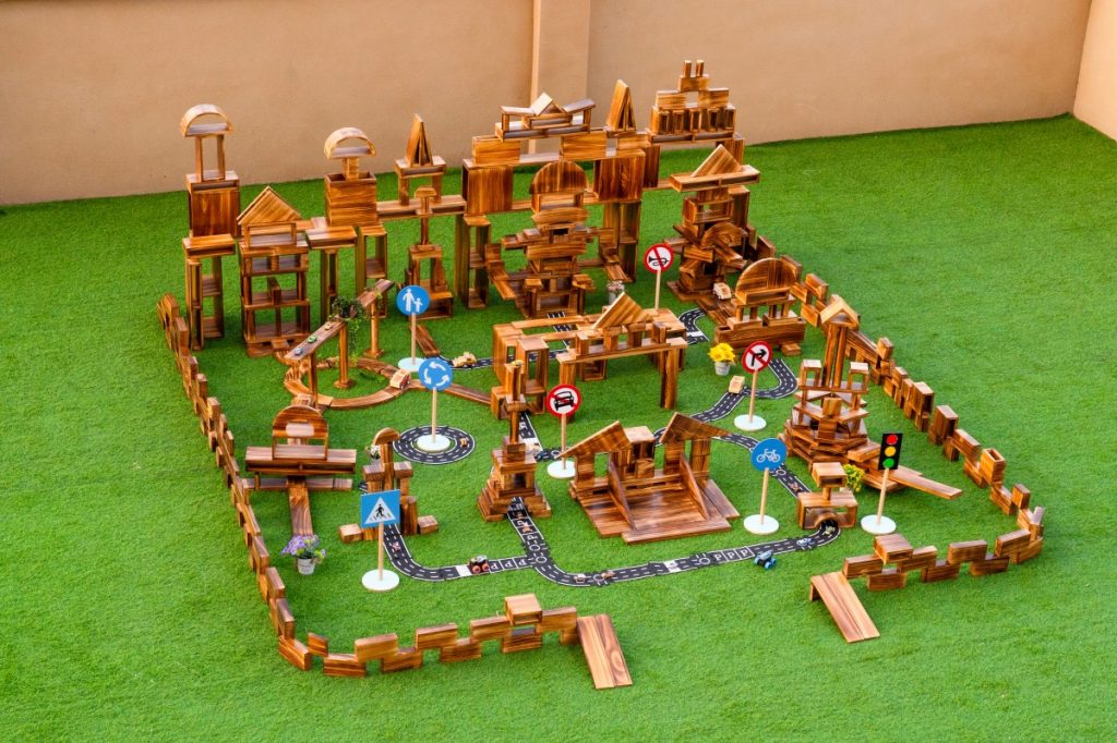608-Piece Outdoor Traffic & Track Building Set