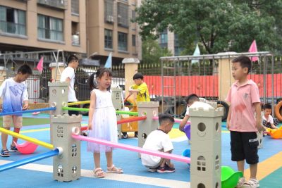 75-piece modular water play system with stackable PP blocks and colorful PVC channels