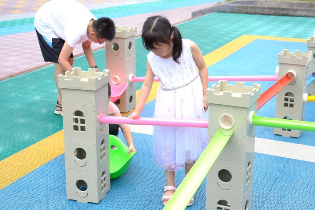 75 piece modular water play system