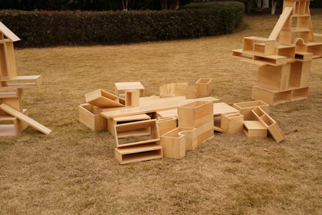 80-Piece Outdoor Hollow Wooden Blocks – Natural Finish