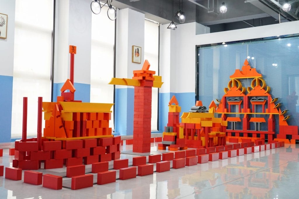 888-Piece Large Outdoor Architectural Building Set