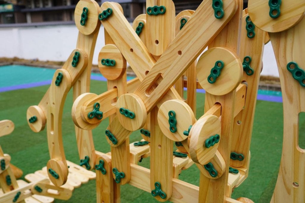 900-Piece Large Wooden Bolt & Nut Construction Set