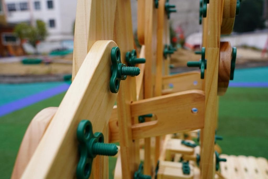 900-Piece Large Wooden Bolt & Nut Construction Set